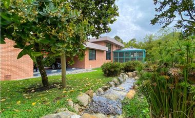 Venta casa campestre Antioquia oriente ceja parcelación luxury lujo unidad cerrada vigilancia lago quebradita páneles solares acabados lujosos