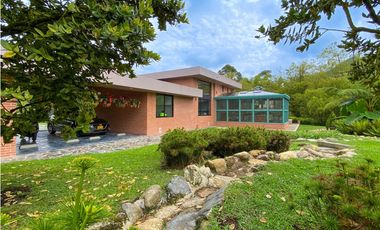 Venta casa campestre Antioquia oriente ceja parcelación luxury lujo unidad cerrada vigilancia lago quebradita páneles solares acabados lujosos