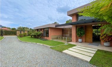 Venta casa campestre Antioquia oriente ceja parcelación luxury lujo unidad cerrada vigilancia lago quebradita páneles solares acabados lujosos