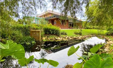 Venta casa campestre Antioquia oriente ceja parcelación luxury lujo unidad cerrada vigilancia lago quebradita páneles solares acabados lujosos