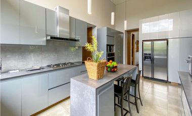 Venta casa campestre Antioquia oriente ceja parcelación luxury lujo unidad cerrada vigilancia lago quebradita páneles solares acabados lujosos