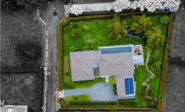 Venta casa campestre Antioquia oriente ceja parcelación luxury lujo unidad cerrada vigilancia lago quebradita páneles solares acabados lujosos