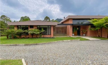 Venta casa campestre Antioquia oriente ceja parcelación luxury lujo unidad cerrada vigilancia lago quebradita páneles solares acabados lujosos