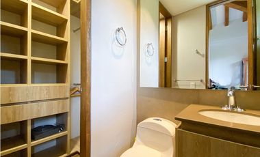 Venta casa campestre Antioquia oriente ceja parcelación luxury lujo unidad cerrada vigilancia lago quebradita páneles solares acabados lujosos