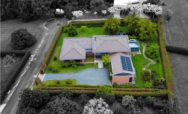 Venta casa campestre Antioquia oriente ceja parcelación luxury lujo unidad cerrada vigilancia lago quebradita páneles solares acabados lujosos