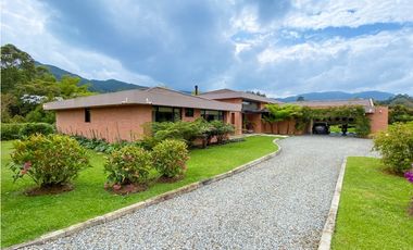 Venta casa campestre Antioquia oriente ceja parcelación luxury lujo unidad cerrada vigilancia lago quebradita páneles solares acabados lujosos