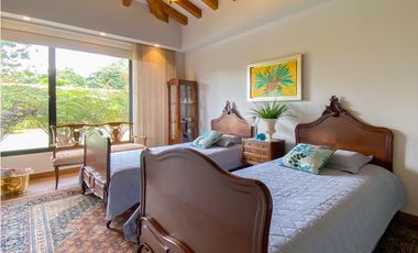 Venta casa campestre Antioquia oriente ceja parcelación luxury lujo unidad cerrada vigilancia lago quebradita páneles solares acabados lujosos