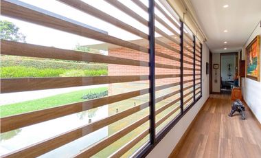 Venta casa campestre Antioquia oriente ceja parcelación luxury lujo unidad cerrada vigilancia lago quebradita páneles solares acabados lujosos