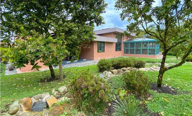 Venta casa campestre Antioquia oriente ceja parcelación luxury lujo unidad cerrada vigilancia lago quebradita páneles solares acabados lujosos