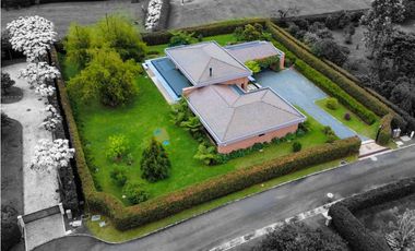 Venta casa campestre Antioquia oriente ceja parcelación luxury lujo unidad cerrada vigilancia lago quebradita páneles solares acabados lujosos