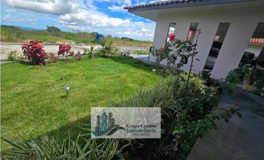 VENTA DE CASA EN BOQUETE CERCADA