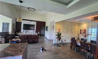 VENTA DE CASA EN BOQUETE CERCADA