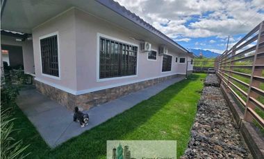 VENTA DE CASA EN BOQUETE CERCADA