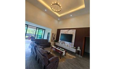 VENTA DE CASA EN BOQUETE CERCADA