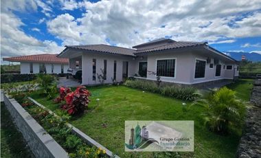 VENTA DE CASA EN BOQUETE CERCADA