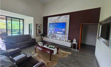 VENTA DE CASA EN BOQUETE CERCADA