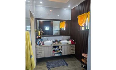 VENTA DE CASA EN BOQUETE CERCADA