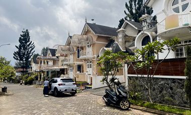 Villa American Clasic 2 Lantai Full Furnished Kota Bunga Cipanas