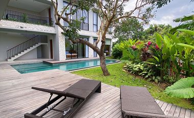 Villa Mewah Tropis Luas dan Elegan di Jantung Central Canggu Bali