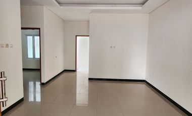 RUMAH DALAM PERUMAHAN DI JL PARANGTRITIS DEKAT RING ROAD