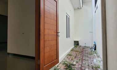 RUMAH DALAM PERUMAHAN DI JL PARANGTRITIS DEKAT RING ROAD