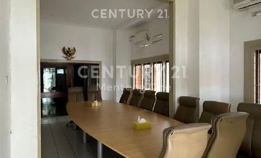 Rumah Kantor Luas Strategis Area Menteng.