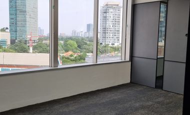 Sewa Kantor Menara Sudirman Luas 300 M2 Furnished Dekat MRT Senayan