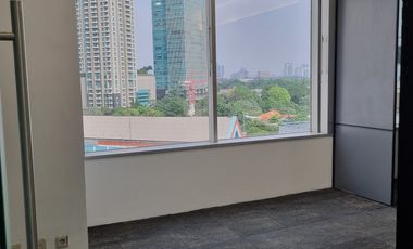 Sewa Kantor Menara Sudirman Luas 300 M2 Furnished Dekat MRT Senayan