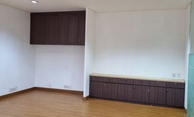 Sewa Kantor Menara Sudirman Luas 300 M2 Furnished Dekat MRT Senayan