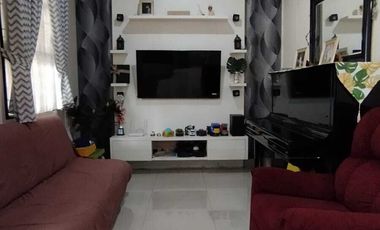Rumah full renov 2 lantai dekat kota wisata dijual murah