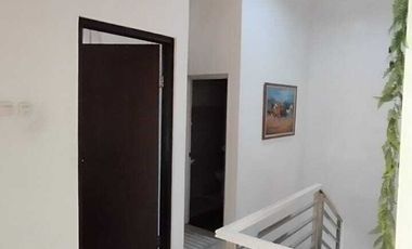 Rumah full renov 2 lantai dekat kota wisata dijual murah