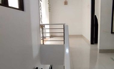 Rumah full renov 2 lantai dekat kota wisata dijual murah