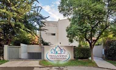 Vende Casa Amoblada 3d 4b 2e - Sector Peñalolén - Santiago