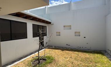 Venta casa de 4 dormitorios con baño a estrenar Mitad del Mundo