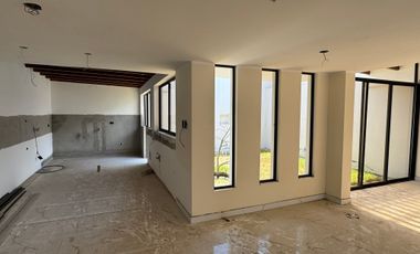 Venta casa de 4 dormitorios con baño a estrenar Mitad del Mundo