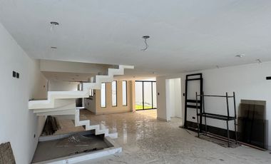 Venta casa de 4 dormitorios con baño a estrenar Mitad del Mundo