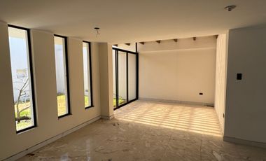 Venta casa de 4 dormitorios con baño a estrenar Mitad del Mundo