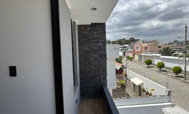 Venta casa de 4 dormitorios con baño a estrenar Mitad del Mundo