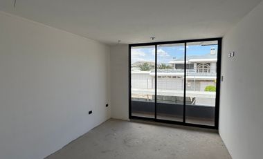 Venta casa de 4 dormitorios con baño a estrenar Mitad del Mundo