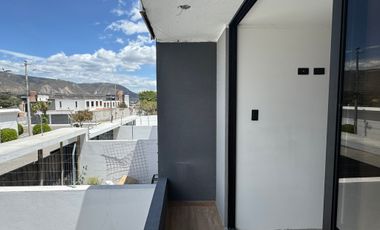 Venta casa de 4 dormitorios con baño a estrenar Mitad del Mundo