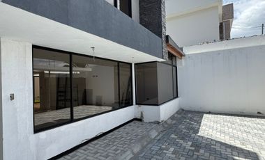 Venta casa de 4 dormitorios con baño a estrenar Mitad del Mundo