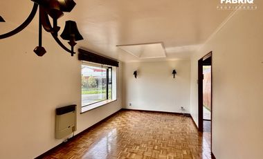 EXCELENTE CASA A PASOS DEL JUMBO LOS PABLOS
