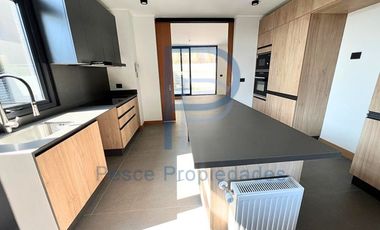 EXCLUSIVA CASA NUEVA EN CONDOMINIO CON PISCINA