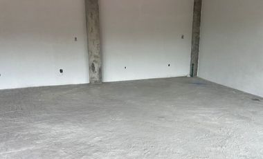 Renta Local Comercial en Plaza Explanada Esmeralda