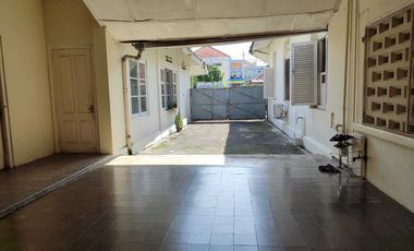 Rumah Semifurnished LT 1000m dekat Stasiun dan Kebun Raya Bogor, Bogor