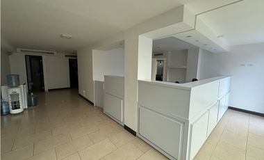 Oficina en Alquiler Calle 50 Panamá – PH Embajador - 131m2 - JAC