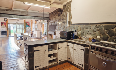 VENTA DE CASA CON PISCINA SOBRE 2 LOTES EN EL TEJADO