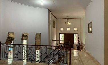 Rumah Besar Model Classic 2 Lantai di Wua Wua