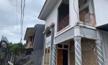 Rumah Besar Model Classic 2 Lantai di Wua Wua