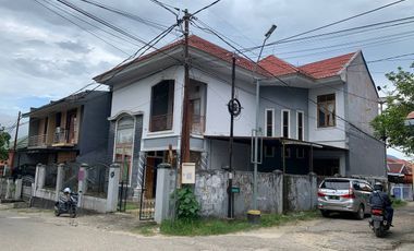 Rumah Besar Model Classic 2 Lantai di Wua Wua